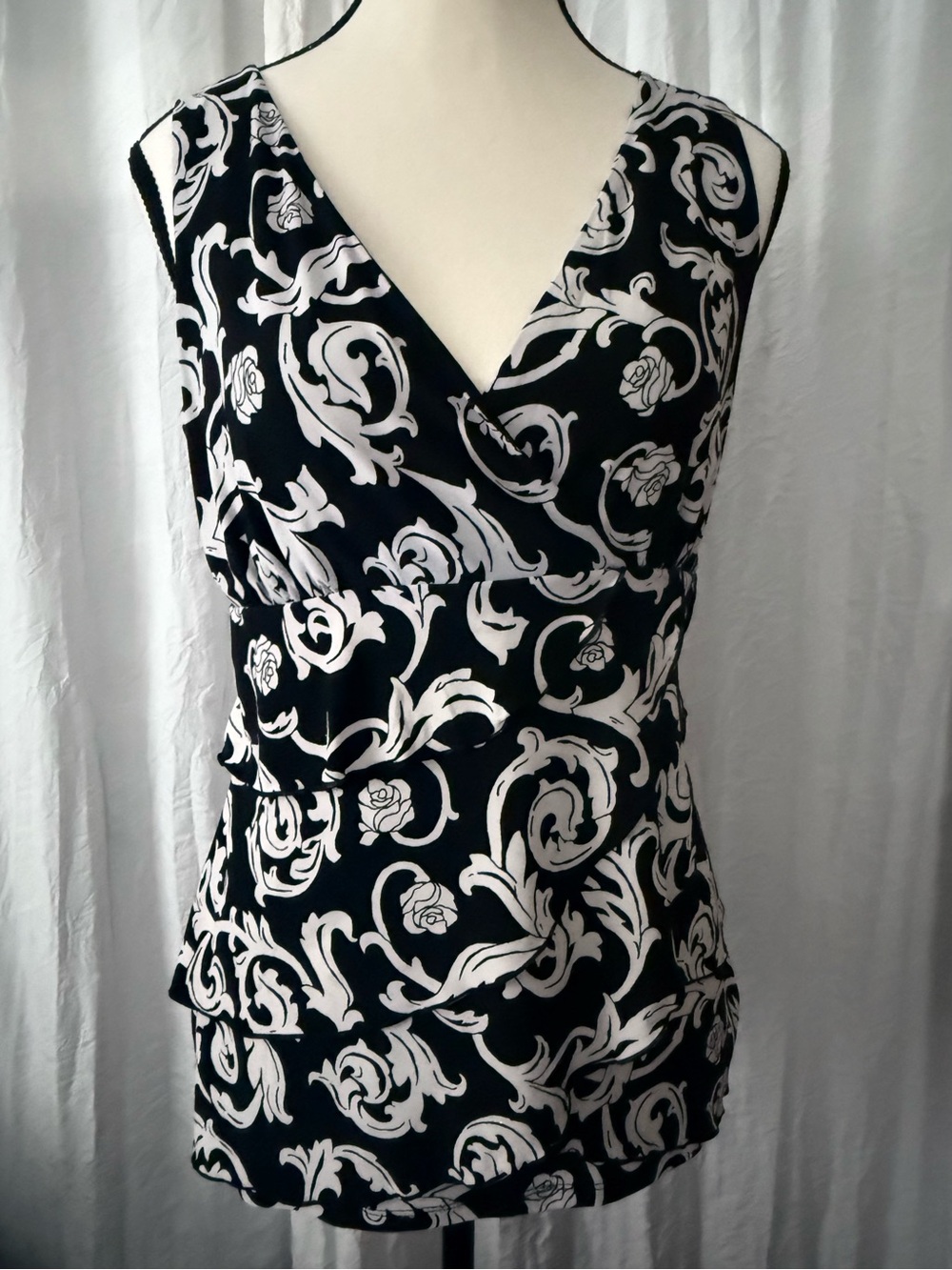 WHBM Black Ivory Sleeveless Tiered Ruffle Top Size Small V-Neck Floral Print